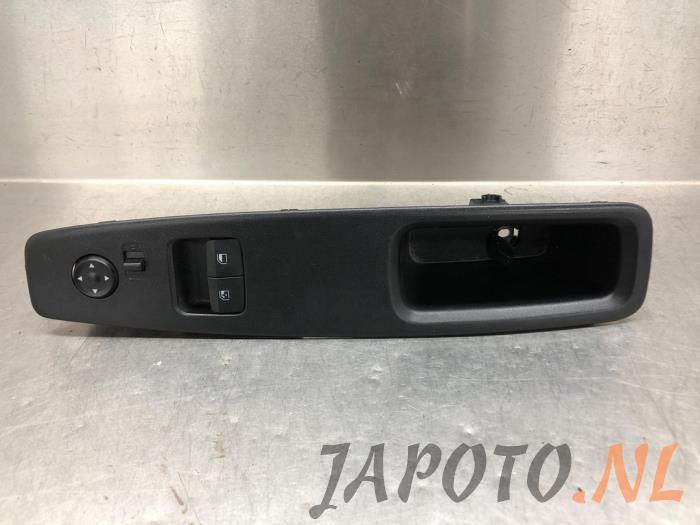 Usados Interruptor combinado de ventanillas Hyundai i10 1.0 12V Precio € 52,49 Norma de margen ofrecido por Japoto Parts B.V.