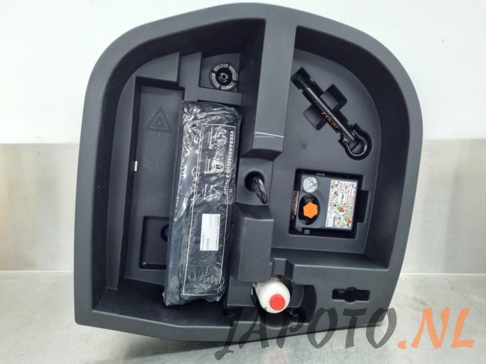 Używane Schowek Nissan Juke (F16) 1.0 DIG-T 12V Cena € 52,49 Procedura marży oferowane przez Japoto Parts B.V.