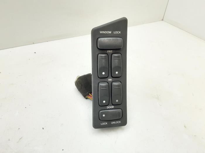 Usados Interruptor combinado de ventanillas Daewoo Espero 1.8 CD Precio € 26,20 Norma de margen ofrecido por Japoto Parts B.V.