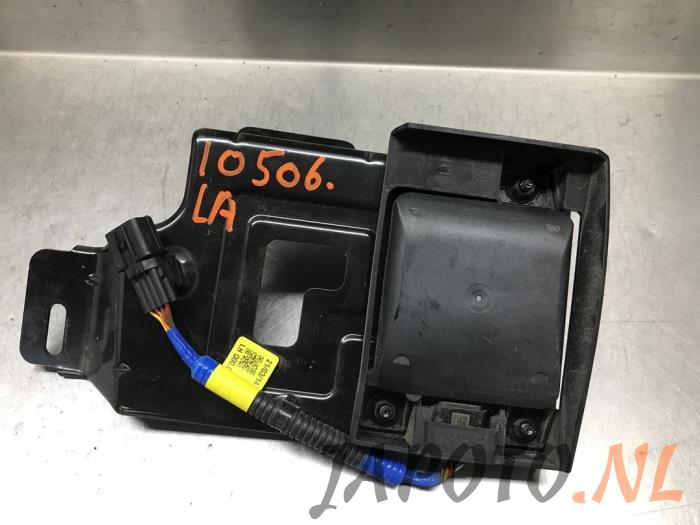 Begagnade Dödvinkelsensor Hyundai Kona (OS) 1.6 GDi HEV 16V Pris € 209,95 Marginaltabell erbjuds av Japoto Parts B.V.