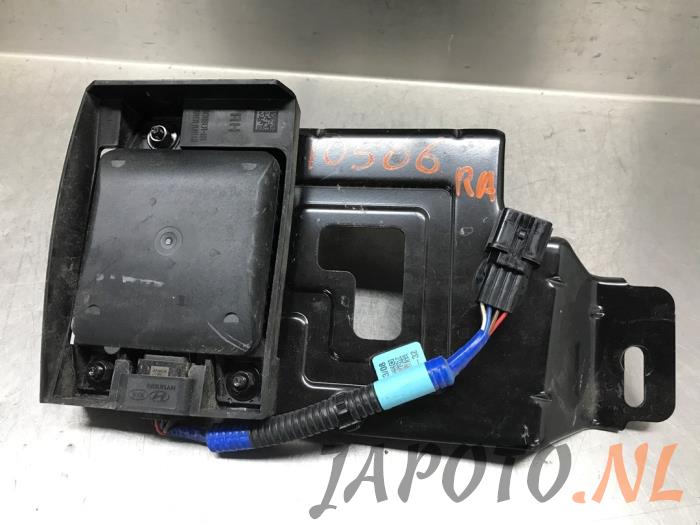 Begagnade Dödvinkelsensor Hyundai Kona (OS) 1.6 GDi HEV 16V Pris € 209,95 Marginaltabell erbjuds av Japoto Parts B.V.