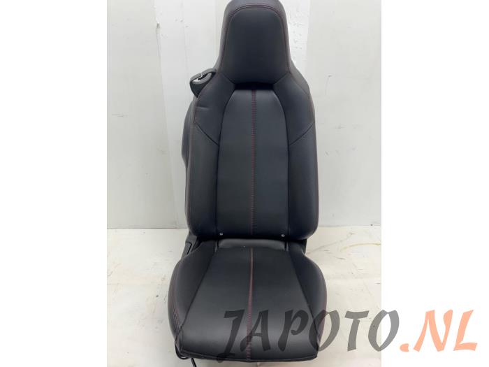 Używane Fotel prawy Mazda MX-5 RF (ND) 2.0 SkyActiv G-184 16V Cena € 367,45 Procedura marży oferowane przez Japoto Parts B.V.