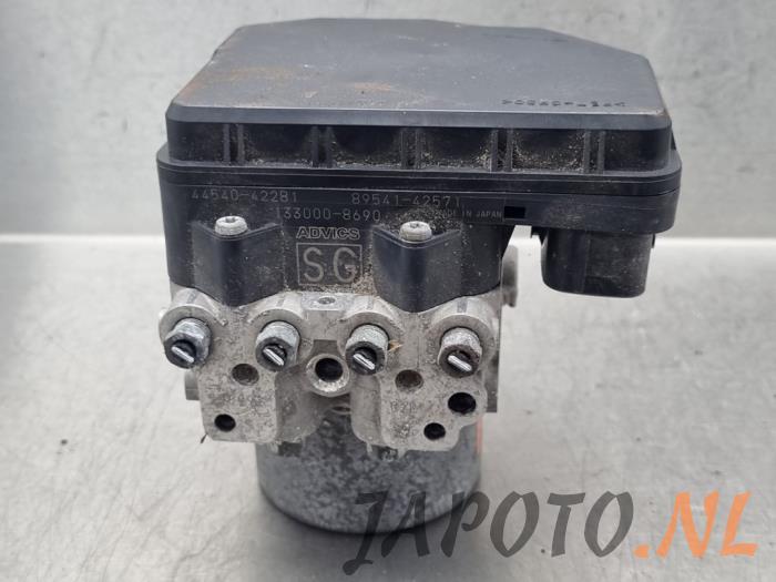 Used ABS pump Toyota RAV4 (A4) 2.0 16V VVT-i 4x4 Price € 261,45 Margin scheme offered by Japoto Parts B.V.