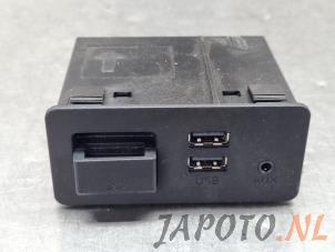 AUX / USB connection Mazda CX-5 I 2.0 SkyActiv-G 16V 2WD