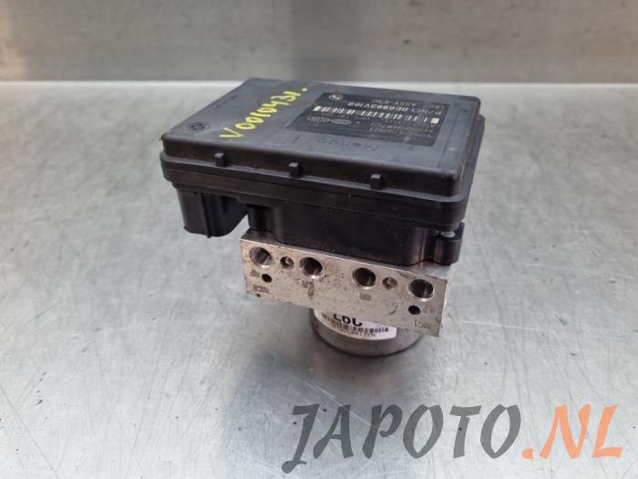 Usagé Bloc ABS Kia Stonic (YB) 1.0i T-GDi 12V Prix € 78,70 Règlement à la marge proposé par Japoto Parts B.V.