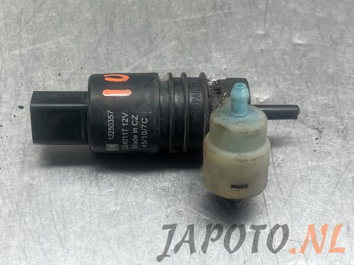 Używane Pompa spryskiwacza przód Chevrolet Cruze (305) 1.6 16V VVT Cena € 20,95 Procedura marży oferowane przez Japoto Parts B.V.