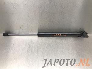 Begagnade Gasfjäder, vänster bak Mitsubishi ASX 1.6 MIVEC 16V Pris € 12,49 Marginaltabell erbjuds av Japoto Parts B.V.