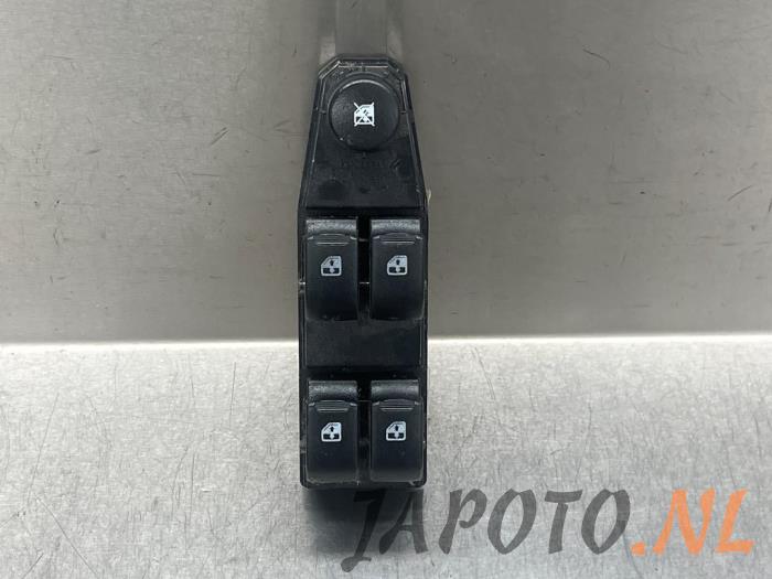 Usados Interruptor combinado de ventanillas Chevrolet Spark (M300) 1.0 16V Bifuel Precio € 26,20 Norma de margen ofrecido por Japoto Parts B.V.