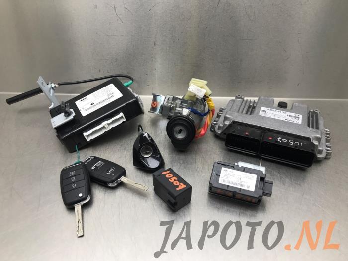 Used Ignition lock + computer Kia Cee'd Sportswagon (JDC5) 1.6 GDI 16V Price € 262,45 Margin scheme offered by Japoto Parts B.V.
