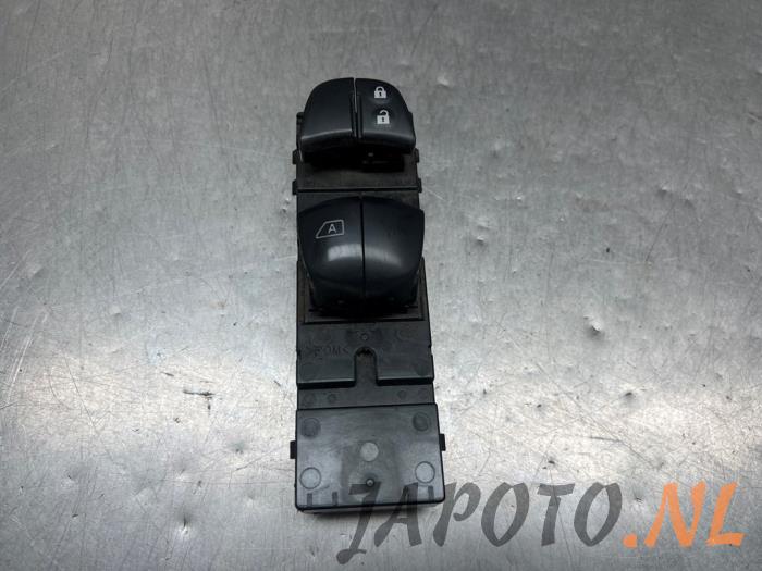 Usados Interruptor combinado de ventanillas Nissan Micra (K14) 0.9 IG-T 12V Precio € 42,00 Norma de margen ofrecido por Japoto Parts B.V.