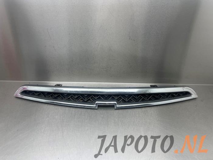 Używane Grill Chevrolet Spark (M300) 1.2 16V Cena € 26,24 Procedura marży oferowane przez Japoto Parts B.V.
