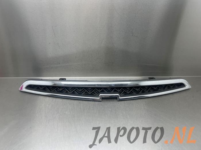 Używane Grill Chevrolet Spark (M300) 1.2 16V Cena € 26,24 Procedura marży oferowane przez Japoto Parts B.V.