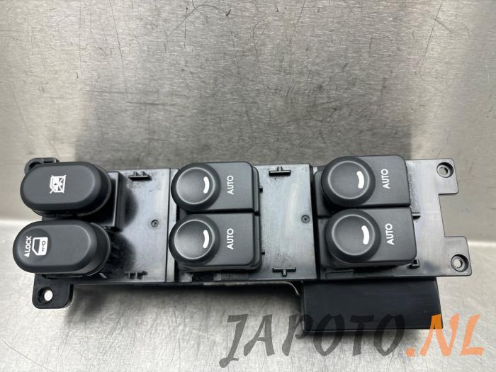 Usados Interruptor combinado de ventanillas Hyundai i30 (FD) 1.6 CVVT 16V Precio € 41,95 Norma de margen ofrecido por Japoto Parts B.V.