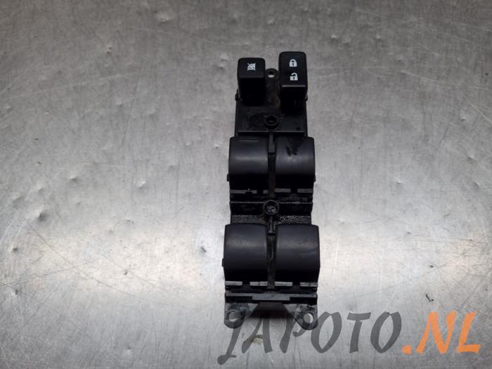 Usados Interruptor combinado de ventanillas Mitsubishi Outlander (GF/GG) 2.0 16V PHEV 4x4 Precio € 41,95 Norma de margen ofrecido por Japoto Parts B.V.