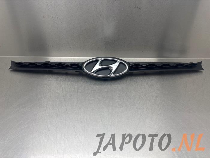Begagnade Emblem Hyundai i10 (B5) 1.0 12V Pris € 36,70 Marginaltabell erbjuds av Japoto Parts B.V.