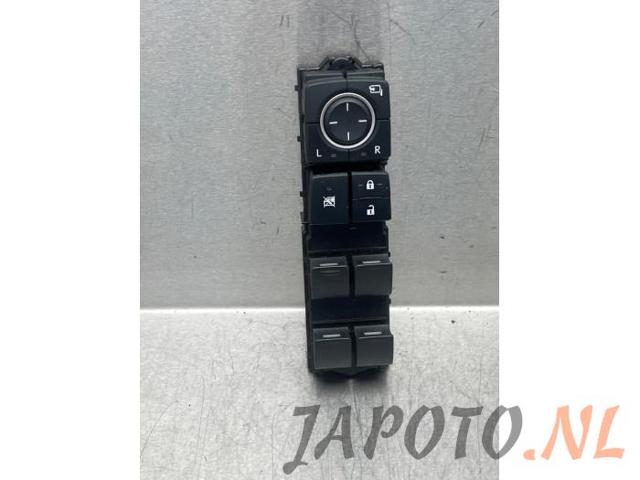 Usados Interruptor combinado de ventanillas Lexus IS (E3) 300h 2.5 16V Precio € 78,70 Norma de margen ofrecido por Japoto Parts B.V.
