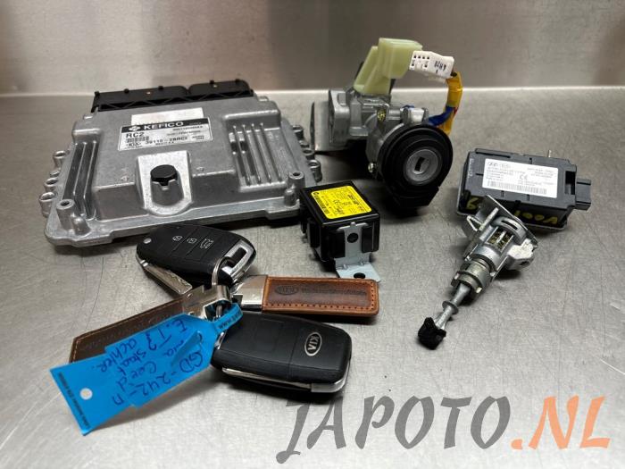 Used Ignition lock + computer Kia Cee'd (JDB5) 1.6 GDI 16V Price € 262,45 Margin scheme offered by Japoto Parts B.V.