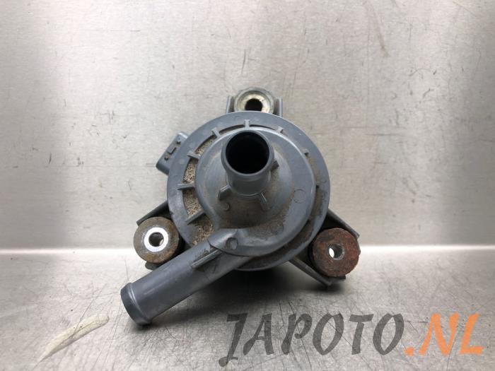 Usagé Pompe à eau Toyota Auris (E18) 1.8 16V Hybrid Prix € 52,49 Règlement à la marge proposé par Japoto Parts B.V.