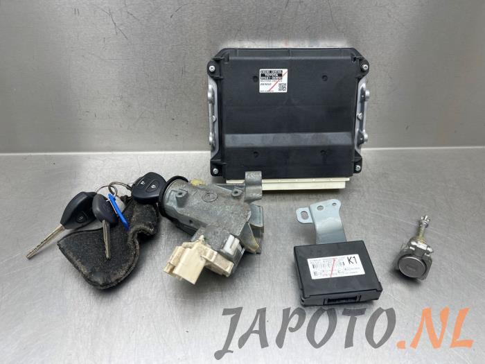 Used Ignition lock + computer Toyota Hilux IV 2.5 D4-D 16V Price € 254,10 Inclusive VAT offered by Japoto Parts B.V.