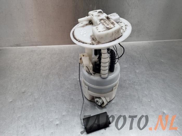 Used Petrol pump Nissan Juke (F15) 1.6 16V Price € 52,45 Margin scheme offered by Japoto Parts B.V.