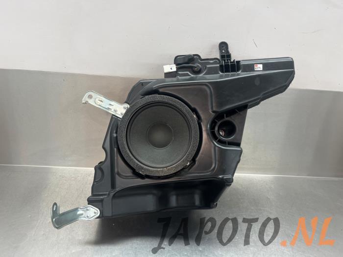 Begagnade Bashögtalare Toyota Auris Touring Sports (E18) 1.8 16V Hybrid Pris € 157,45 Marginaltabell erbjuds av Japoto Parts B.V.