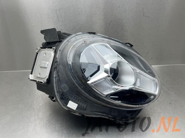 Używane Reflektor prawy Nissan Juke (F16) 1.0 DIG-T 117 12V Cena € 419,99 Procedura marży oferowane przez Japoto Parts B.V.