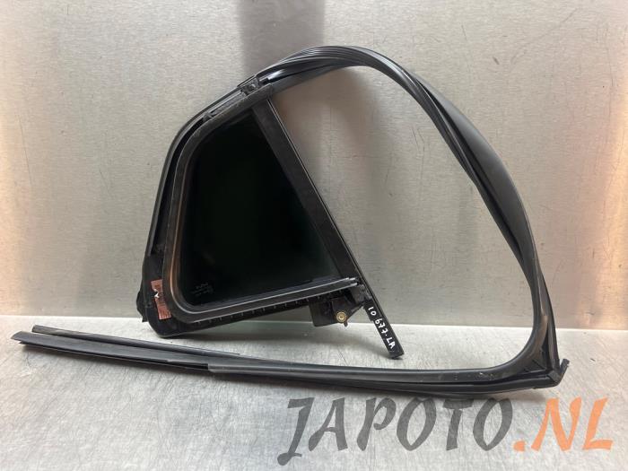 Usados Ventanilla triangular izquierda detrás Kia Sportage (NQ5E) 1.6 T-GDi PHEV 16V AWD Precio € 78,70 Norma de margen ofrecido por Japoto Parts B.V.