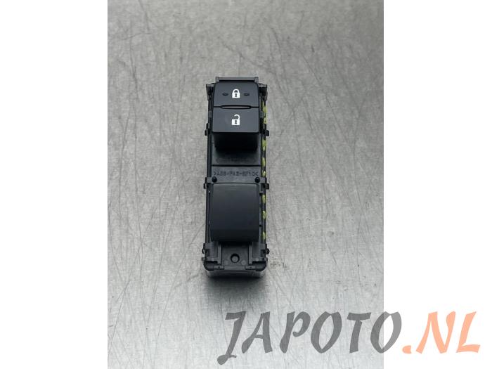 Usados Interruptor de ventanilla eléctrica Lexus IS (E3) 300h 2.5 16V Precio € 31,49 Norma de margen ofrecido por Japoto Parts B.V.