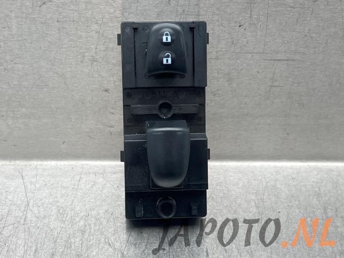 Usados Interruptor de ventanilla eléctrica Nissan Leaf (ZE1) 39/40kWh Precio € 26,20 Norma de margen ofrecido por Japoto Parts B.V.