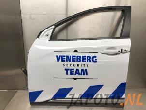 Begagnade Dörr, 4-dörrars, vänster fram Hyundai Kona (OS) 64 kWh Pris € 499,00 Marginaltabell erbjuds av Japoto Parts B.V.