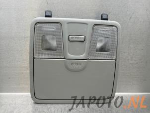 Usados Luz interior delante Kia Cee'd Sportswagon (JDC5) 1.6 CRDi 16V VGT Precio € 49,95 Norma de margen ofrecido por Japoto Parts B.V.