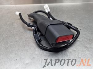 Gebrauchte Sicherheitsgurt Schließe rechts vorne Toyota Yaris Cross (PB1/PJ1) 1.5 12V Hybrid 130 Preis € 34,95 Margenregelung angeboten von Japoto Parts B.V.