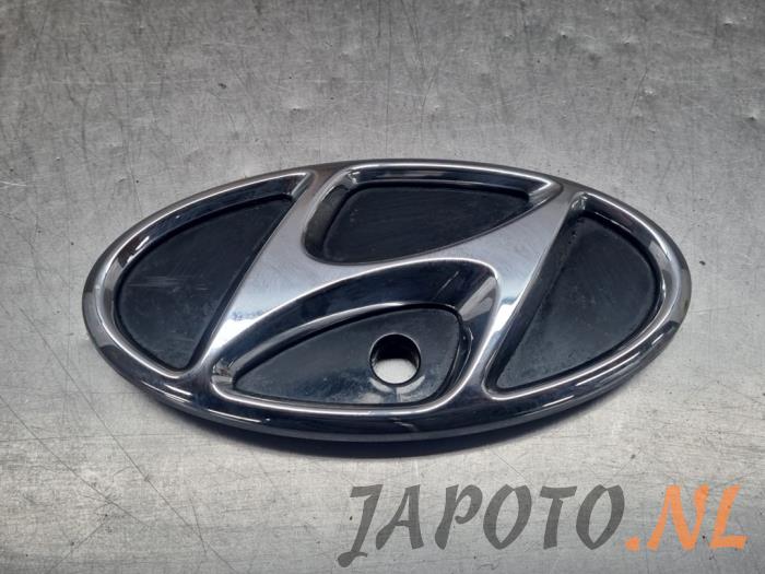 Używane Emblemat Hyundai Kona (OS) 64 kWh Cena € 20,95 Procedura marży oferowane przez Japoto Parts B.V.