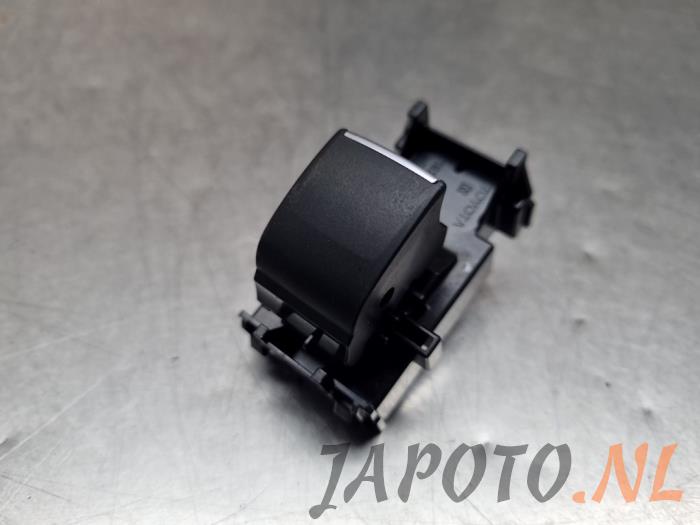 Usados Interruptor de ventanilla eléctrica Toyota RAV4 (A5) 2.5 Hybrid 16V AWD Precio € 26,24 Norma de margen ofrecido por Japoto Parts B.V.