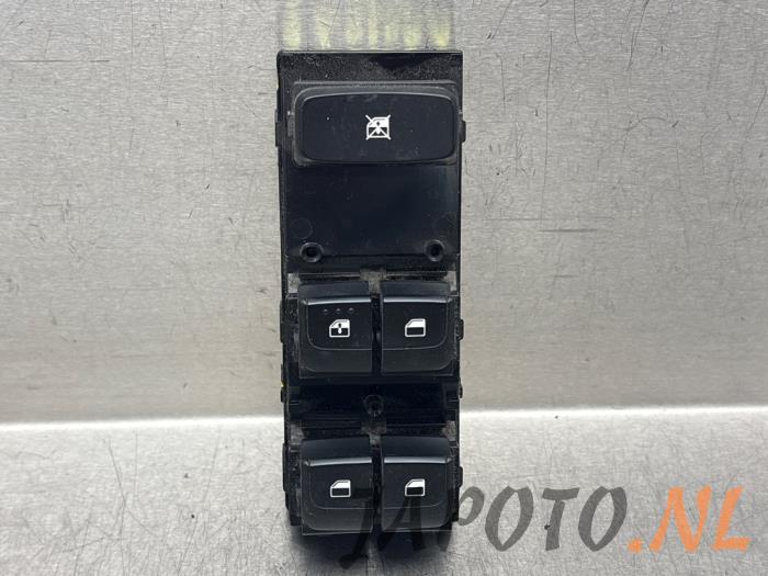 Usados Interruptor combinado de ventanillas Kia Rio IV (YB) 1.0i T-GDi 120 12V Precio € 52,45 Norma de margen ofrecido por Japoto Parts B.V.