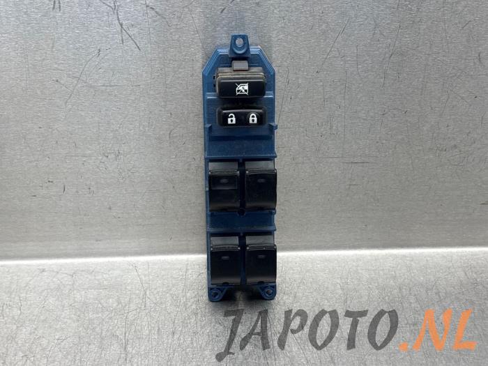 Usados Interruptor combinado de ventanillas Toyota Verso 2.0 16V D-4D-F Precio € 52,45 Norma de margen ofrecido por Japoto Parts B.V.