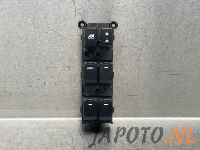 Usados Interruptor combinado de ventanillas Suzuki SX4 S-Cross (JY) 1.6 16V Precio € 36,74 Norma de margen ofrecido por Japoto Parts B.V.
