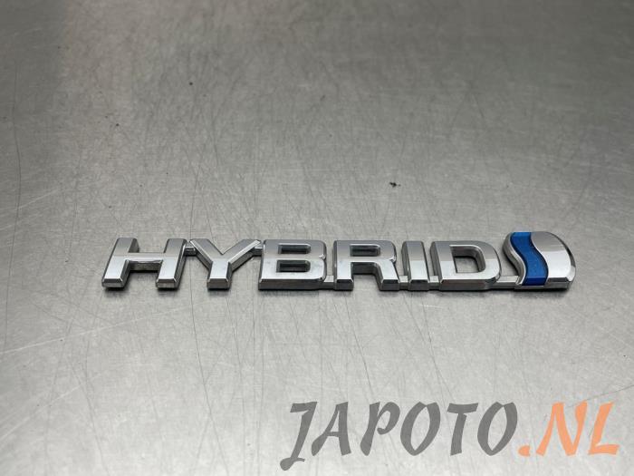 Używane Emblemat Toyota Auris (E18) 1.8 16V Hybrid Cena € 15,70 Procedura marży oferowane przez Japoto Parts B.V.