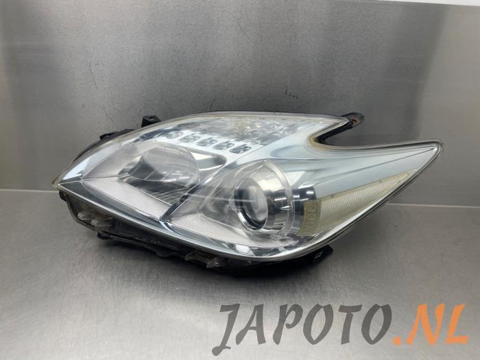 Używane Reflektor lewy Toyota Prius (ZVW3) 1.8 16V Cena € 208,95 Procedura marży oferowane przez Japoto Parts B.V.