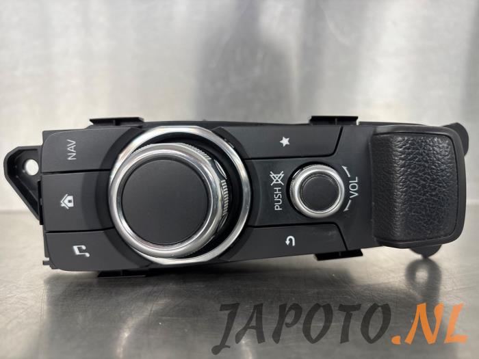Usagé Panneau de commandes navigation Mazda 2 (DJ/DL) 1.5 SkyActiv-G 90 Prix € 78,70 Règlement à la marge proposé par Japoto Parts B.V.