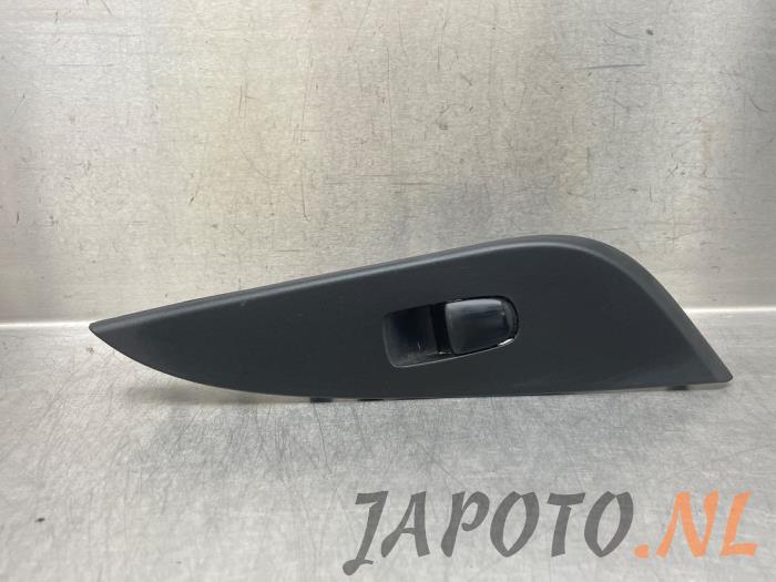 Usados Interruptor de ventanilla eléctrica Nissan Pulsar (C13) 1.5 dCi DPF Precio € 15,70 Norma de margen ofrecido por Japoto Parts B.V.