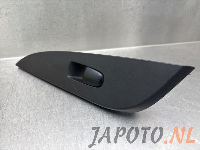 Usados Interruptor de ventanilla eléctrica Nissan Pulsar (C13) 1.5 dCi DPF Precio € 15,70 Norma de margen ofrecido por Japoto Parts B.V.