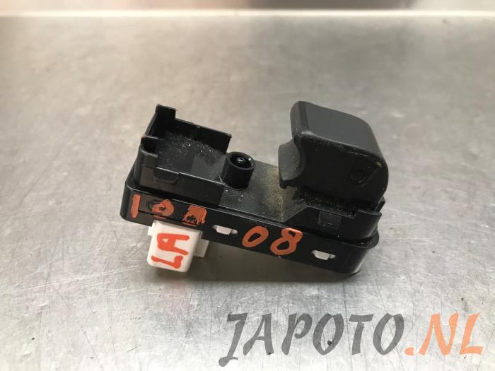 Usados Interruptor de ventanilla eléctrica Mazda CX-3 (DJ/DK) 1.5 Skyactiv D 105 16V Precio € 15,70 Norma de margen ofrecido por Japoto Parts B.V.