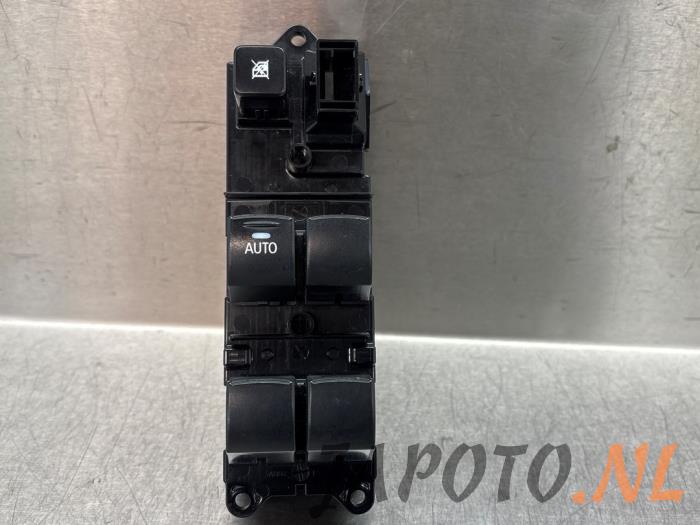 Usados Interruptor combinado de ventanillas Mitsubishi Space Star (A0) 1.2 12V Precio € 41,95 Norma de margen ofrecido por Japoto Parts B.V.
