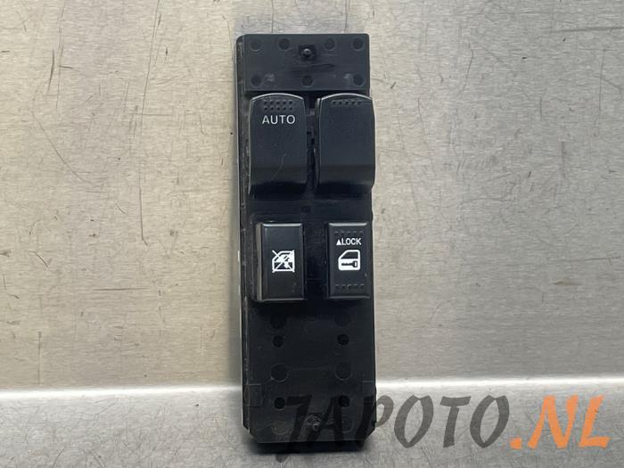 Używane Przelacznik combi okienny Suzuki Swift (ZA/ZC/ZD1/2/3/9) 1.5 VVT 16V Cena € 20,99 Procedura marży oferowane przez Japoto Parts B.V.