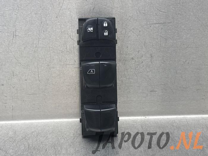 Usados Interruptor combinado de ventanillas Nissan Qashqai (J11) 1.2 DIG-T 16V Precio € 47,20 Norma de margen ofrecido por Japoto Parts B.V.