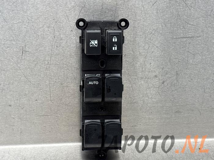 Usados Interruptor combinado de ventanillas Suzuki Ignis (MF) 1.2 Dual Jet 16V Precio € 52,45 Norma de margen ofrecido por Japoto Parts B.V.