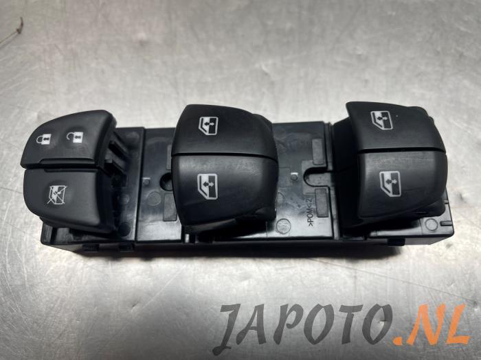 Usados Interruptor combinado de ventanillas Nissan Qashqai (J11) 1.2 DIG-T 16V Precio € 47,20 Norma de margen ofrecido por Japoto Parts B.V.