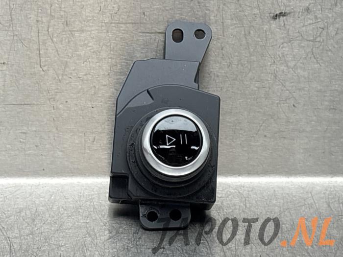 Używane Panel obslugi radia Lynk &amp; Co 01 1.5 Cena € 36,70 Procedura marży oferowane przez Japoto Parts B.V.
