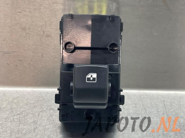 Usados Interruptor de ventanilla eléctrica Kia Xceed 1.0 T-GDi 12V Precio € 26,20 Norma de margen ofrecido por Japoto Parts B.V.